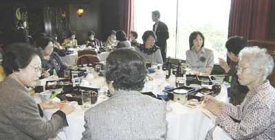 資料画像 - 2004年度千葉支部総会・懇親会会場 - 同窓の和